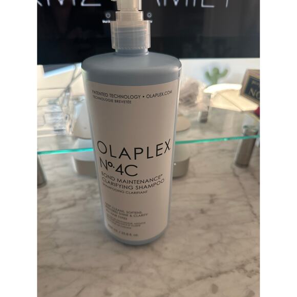 Olaplex Nº.4C BOND MAINTENANCE® CLARIFYING SHAMPOO LITER - Picture 1 of 4
